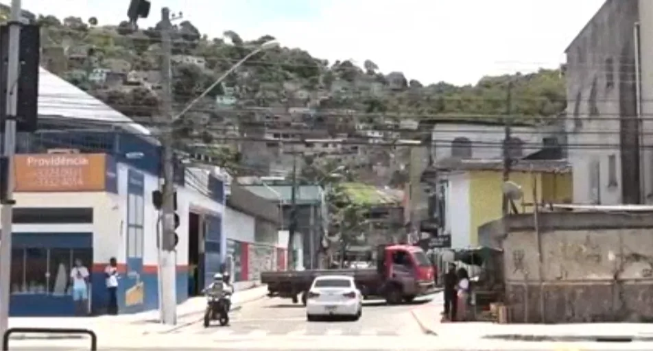 Dois jovens são presos com drogas no Morro do Cruzamento