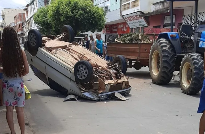 VÍDEO | Impressionante! Carro capota em avenida movimentada e quase atinge pedestres