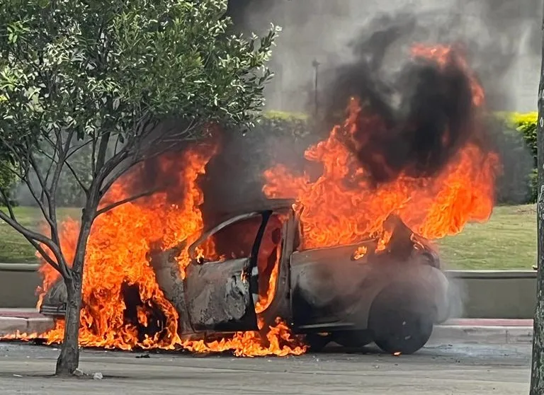 VÍDEO | Carro pega fogo em avenida de Vitória