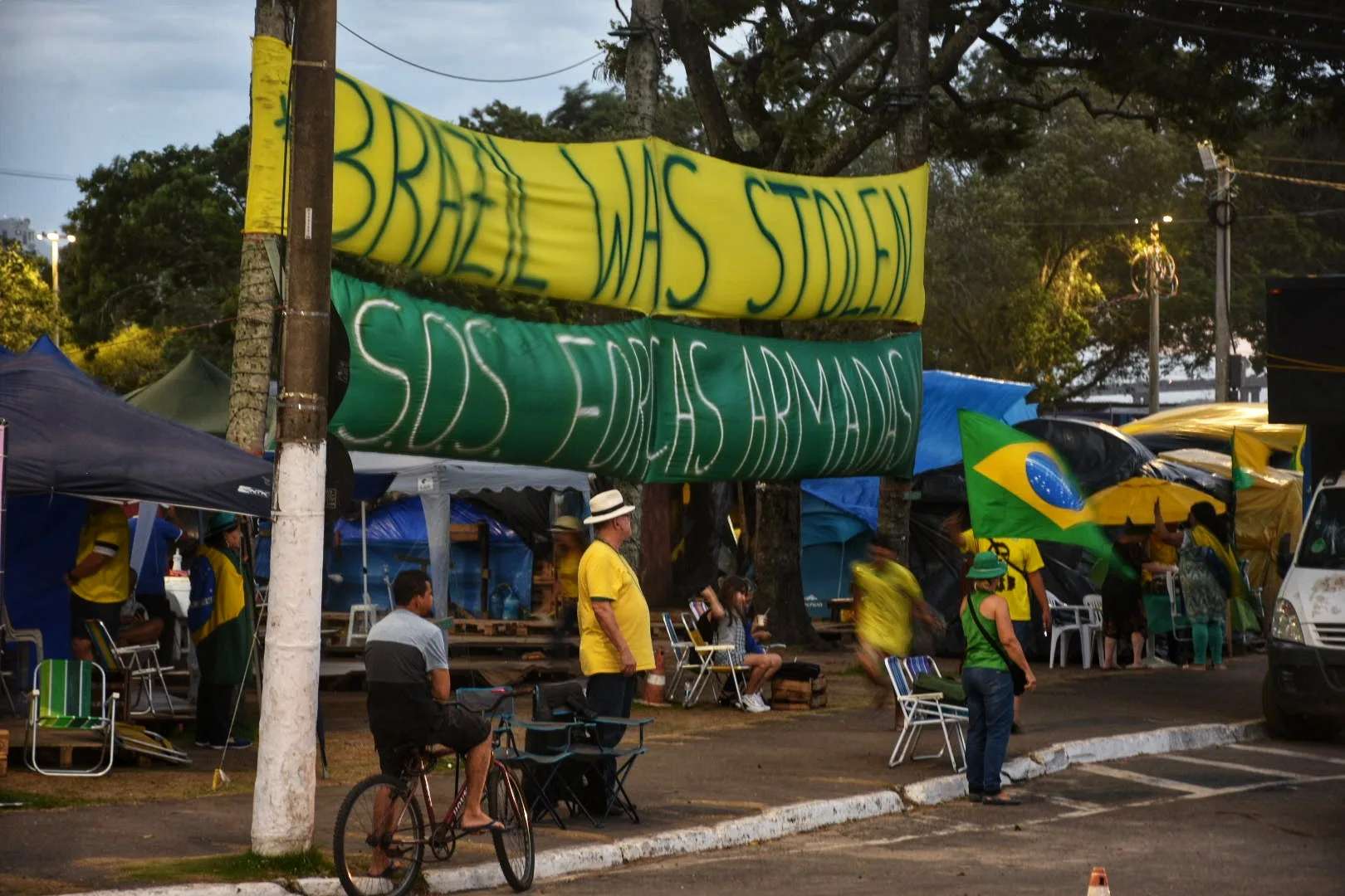 Ato antidemocrático continua na Prainha e causa barulho, sujeira e mau-cheiro