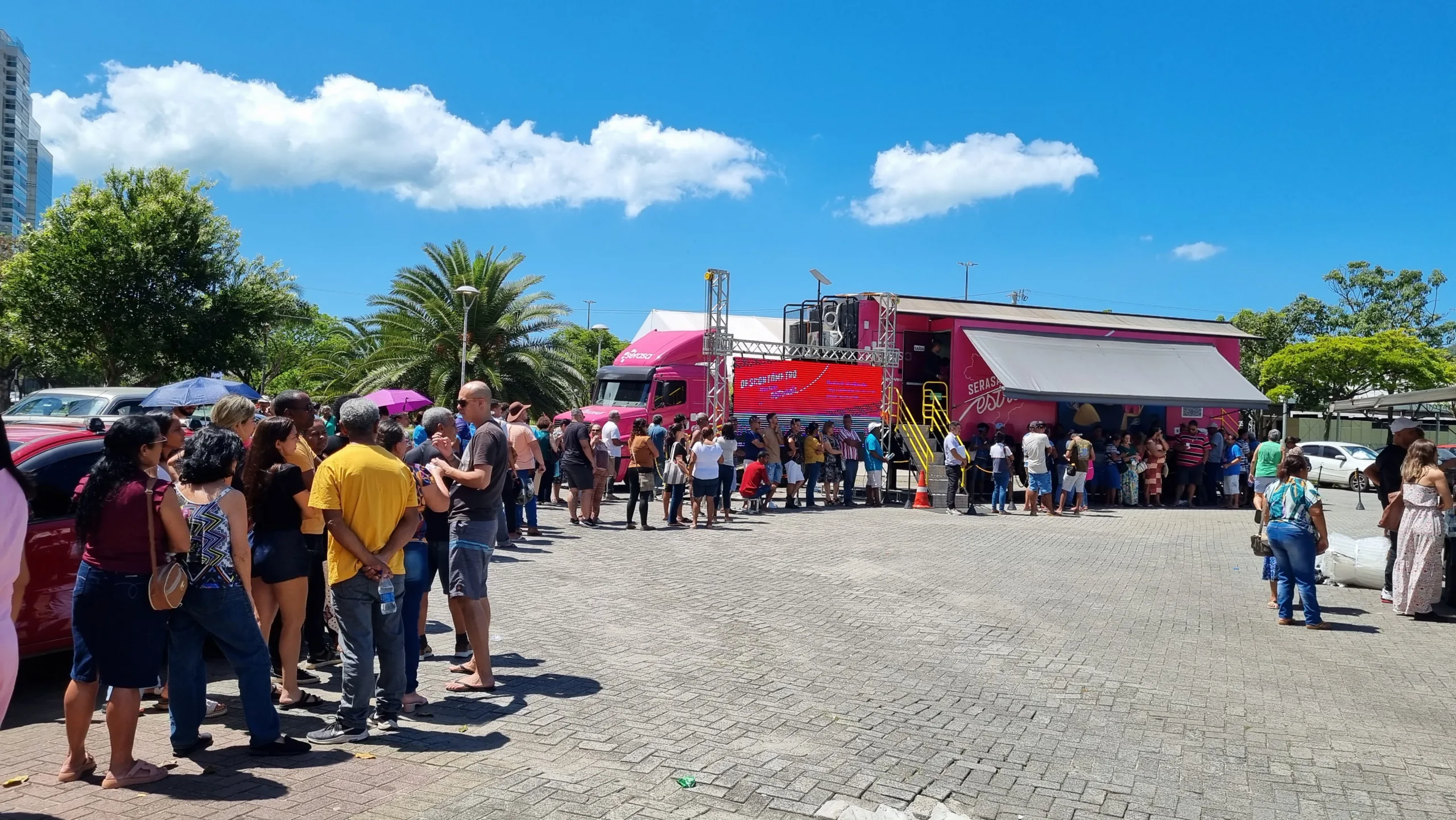 Último dia! Caminhão da Serasa negocia dívidas na Praça do Papa, em Vitória