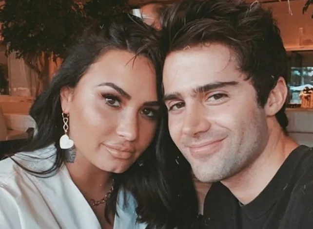 Ex-noivo de Demi Lovato deixa comentário revoltado em post da cantora e internautas reagem: 'Vá procurar uma terapia'