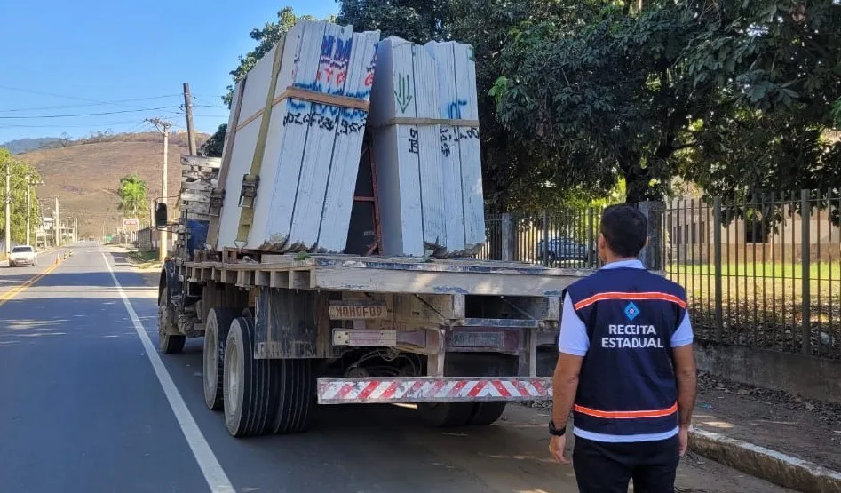 Blitz flagra transporte de mercadorias sem nota fiscal em Cachoeiro de Itapemirim