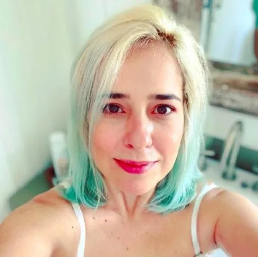 Atriz Paloma Duarte radicaliza no visual e aparece com o cabelo azul