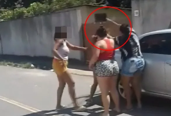 Vídeo mostra mulher sendo agredida no meio da rua na Serra