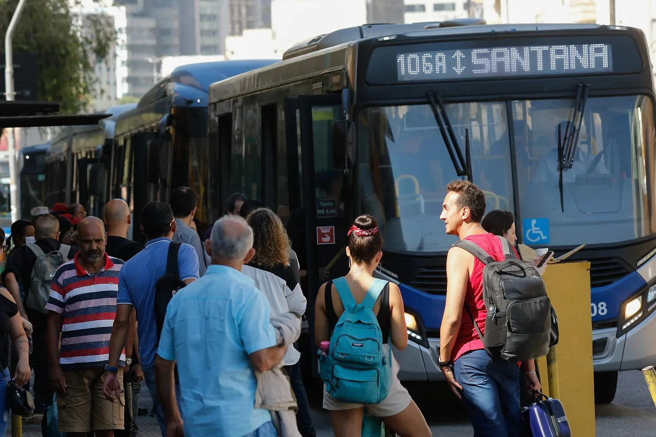 São Paulo (SP), 24/03/2023 – Passageiros embarcam em ônibus na Luz no segundo dia de greve dos metroviários em São Paulo. Foto: Fernando Frazão/Agência Brasil