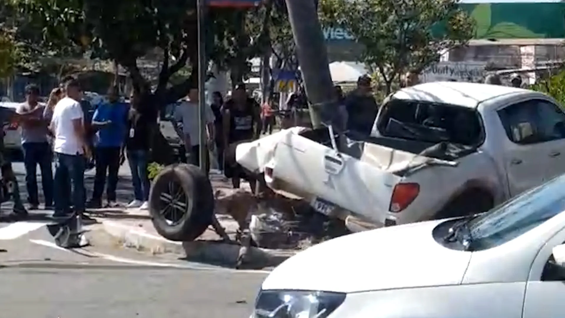 Caminhonete fica destruída após se envolver em acidente na avenida Beira-Mar, em Vitória