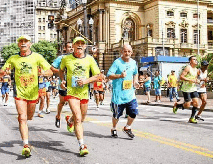 Gêmeos ansiosos para matar saudade das provas e levar irreverência para corredores