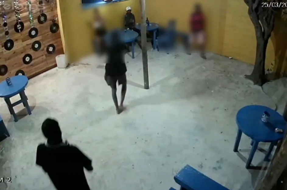 VÍDEO | Homem é morto por criminosos encapuzados em bar de Linhares