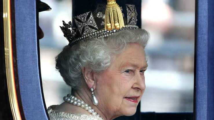 Susto! Avião de Rainha Elizabeth II é forçado a abortar por conta de tempestade de raios