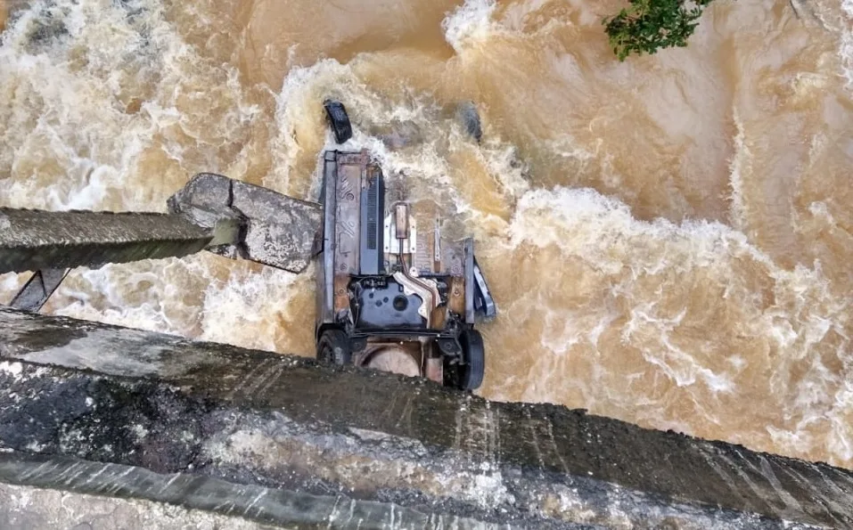 Pai morre e filhos ficam feridos ao caírem com carro de ponte na BR-262, em Domingos Martins