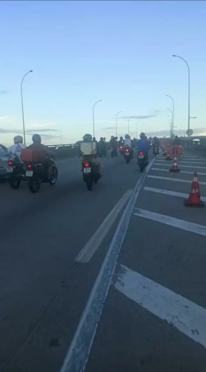 Motoboys protestam na Terceira Ponte para regulamentação de mototáxi