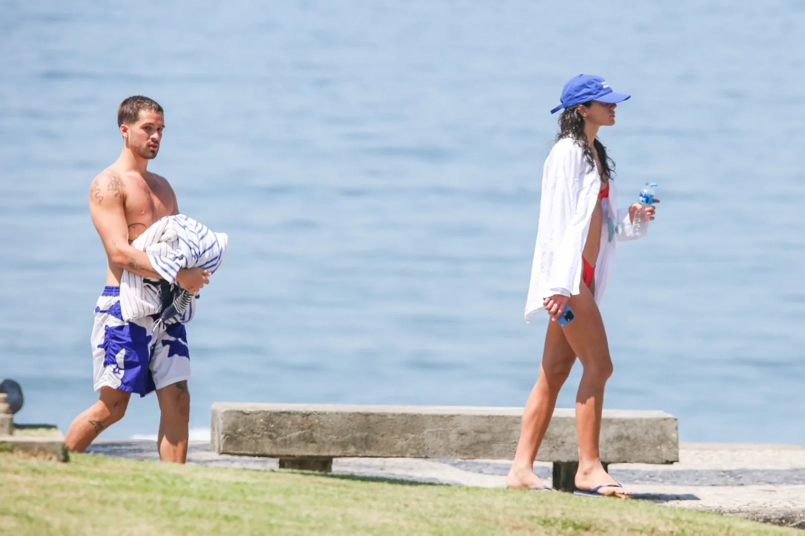 João Guilherme e Bruna Marquezine curtem praia na zona sul do Rio de Janeiro