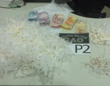 Operação policial apreende 937 papelotes de cocaína, dinheiro e crack em Vitória