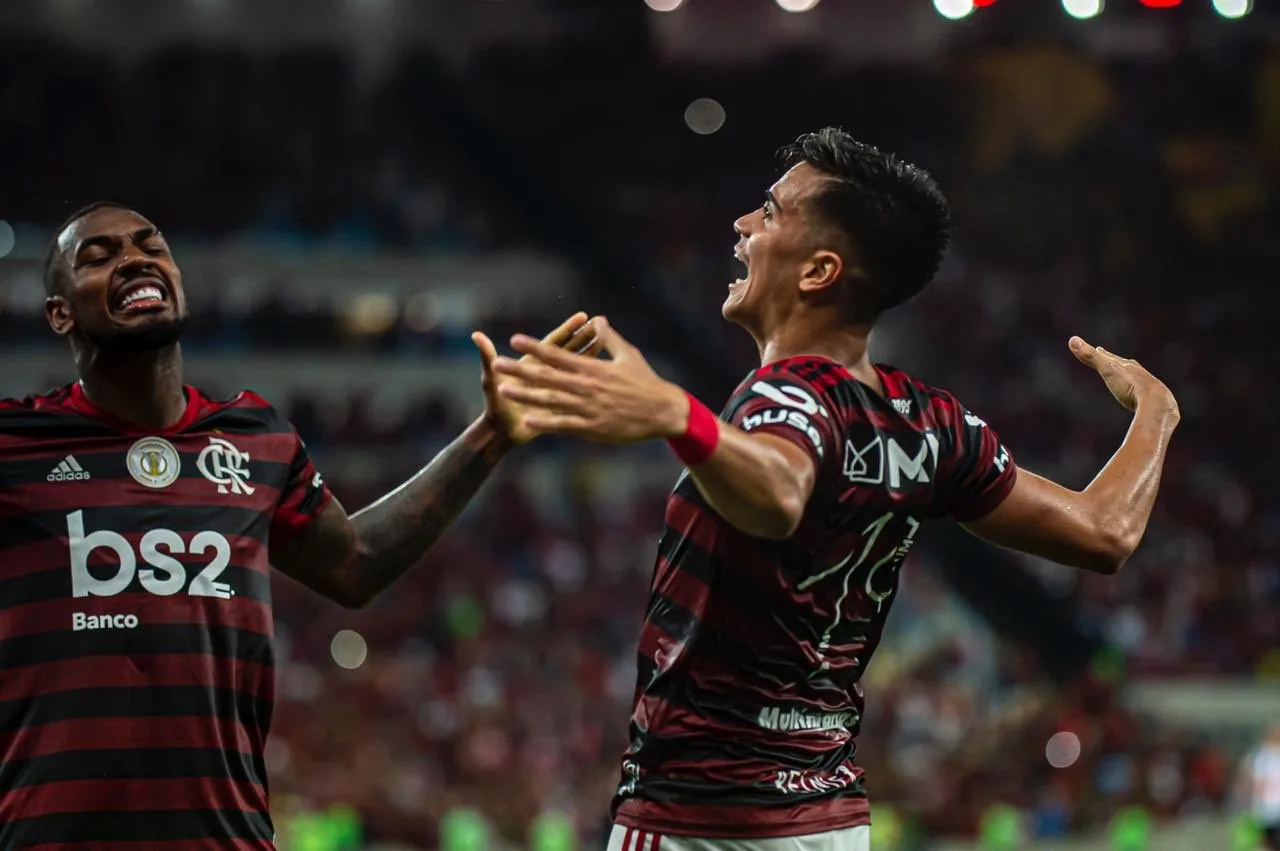 Desfalcado, Flamengo mostra força, bate o Atlético-MG e abre 8 pontos do Santos