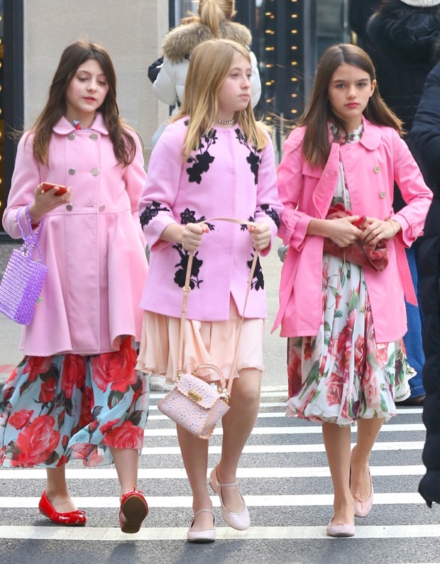 Mini fashionista: Suri Cruise passa tarde com amigas em Nova York e esbanja estilo