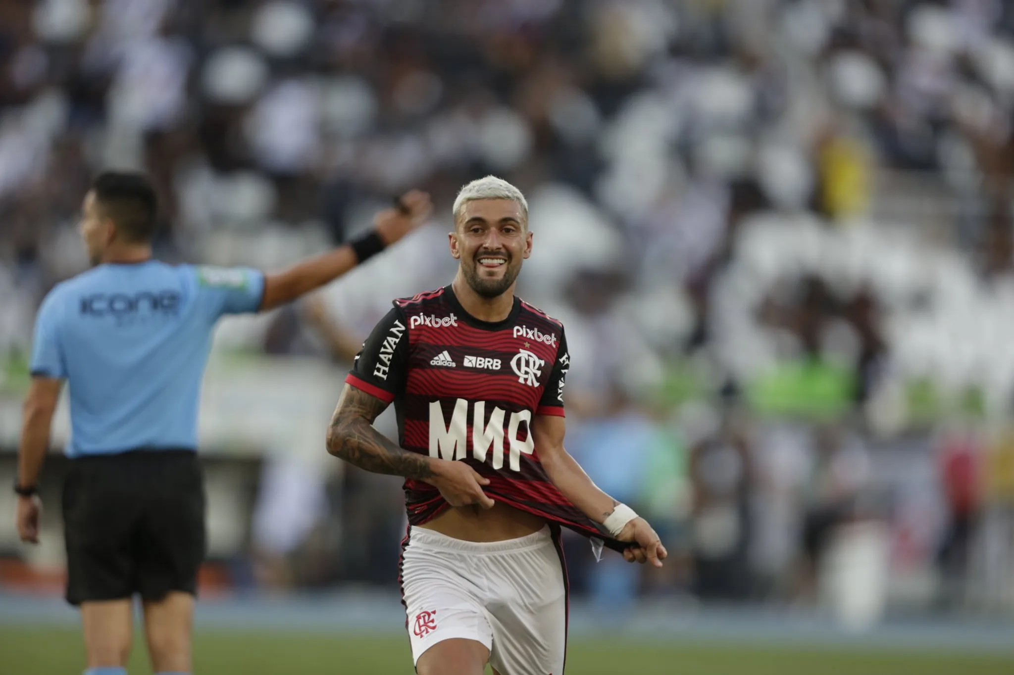 Arrascaeta marca no fim, Flamengo vence Vasco e fica com vantagem nas semifinais