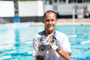 Tiozinho exibe orgulhoso suas medalhas. Ele medalhou em todas as provas que disputou. (Foto: André Sobral)