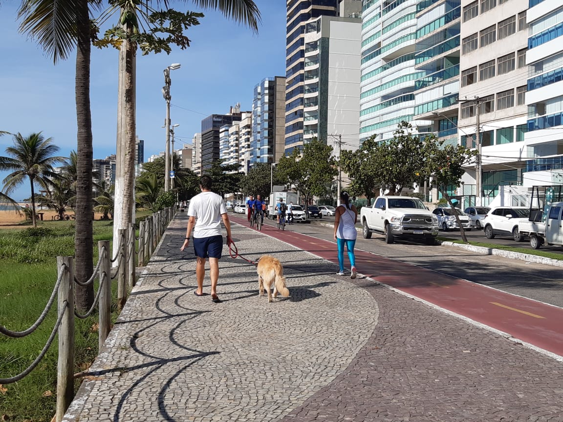 Primeiro dia de fechamento total tem movimentação normal no calçadão da Praia da Costa