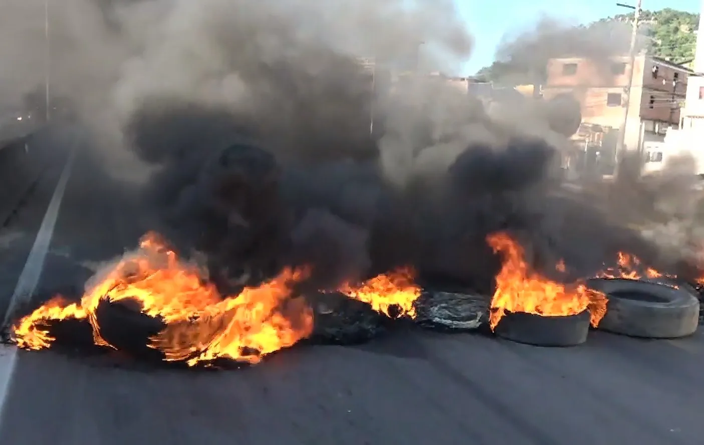 Protesto de moradores interdita BR 101, em Cariacica