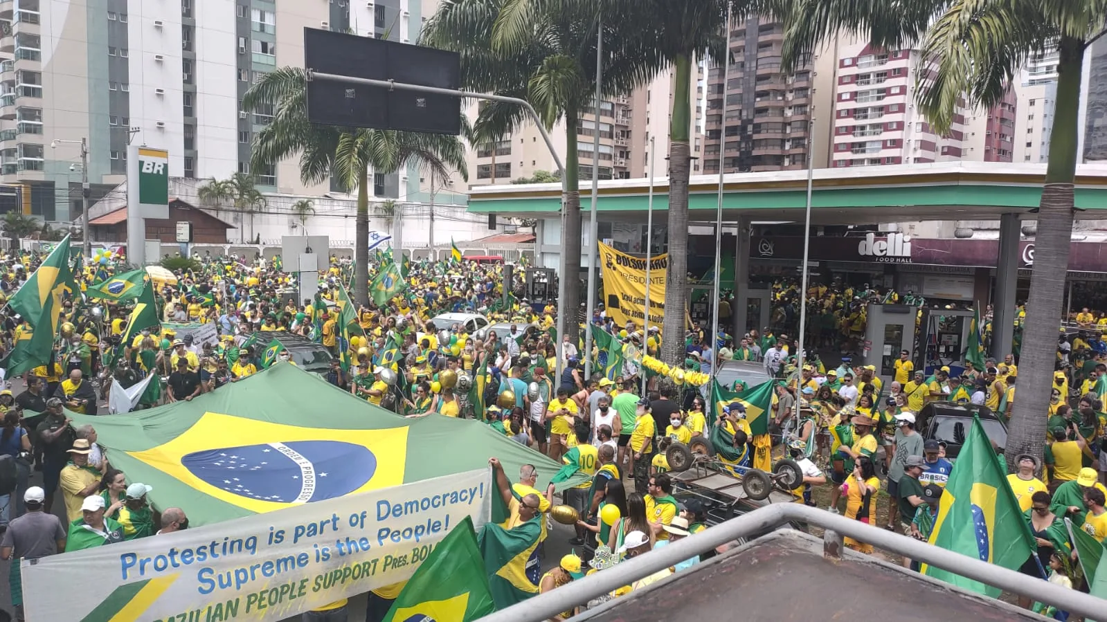 Apoiadores de Bolsonaro se concentram em Vila Velha; grupo deve seguir para Praça do Papa