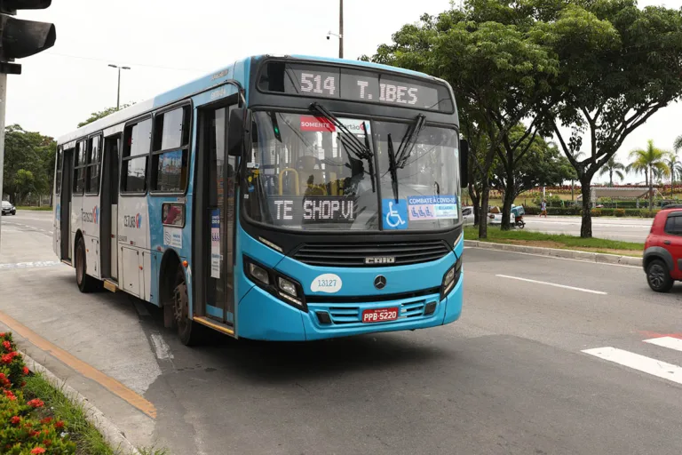 Passageiro é ameaçado com faca durante assalto a ônibus no Centro de Vitória