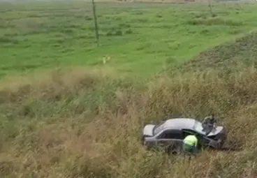 Carro sai da pista e duas pessoas acabam feridas em acidente na Rodovia do Contorno