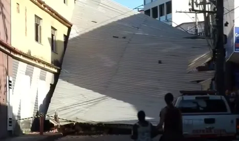 Telhado de prédio em Cariacica desaba e deixa casas sem energia