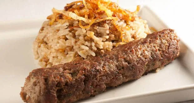 Kafta com Mjadra - Arroz com lentilha e cebola frita