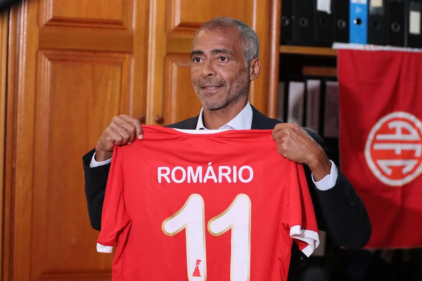 Baixinho Romário é o novo presidente do América/RJ