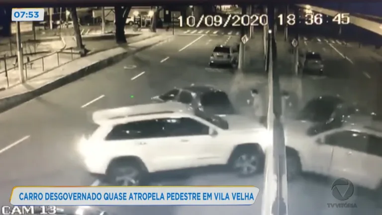 Carro desgovernado quase atropela pedestre em Vila Velha