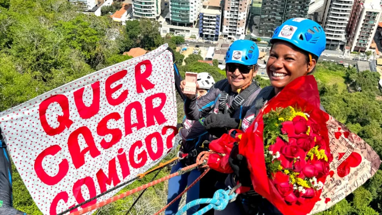 Instrutor de rapel pede namorada em casamento no Morro do Moreno