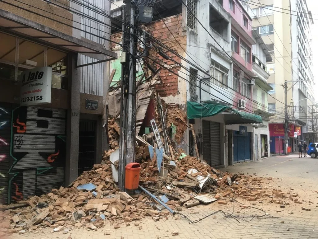 Retirada de entulho de prédio que desabou no Centro de Vitória continua nesta sexta-feira