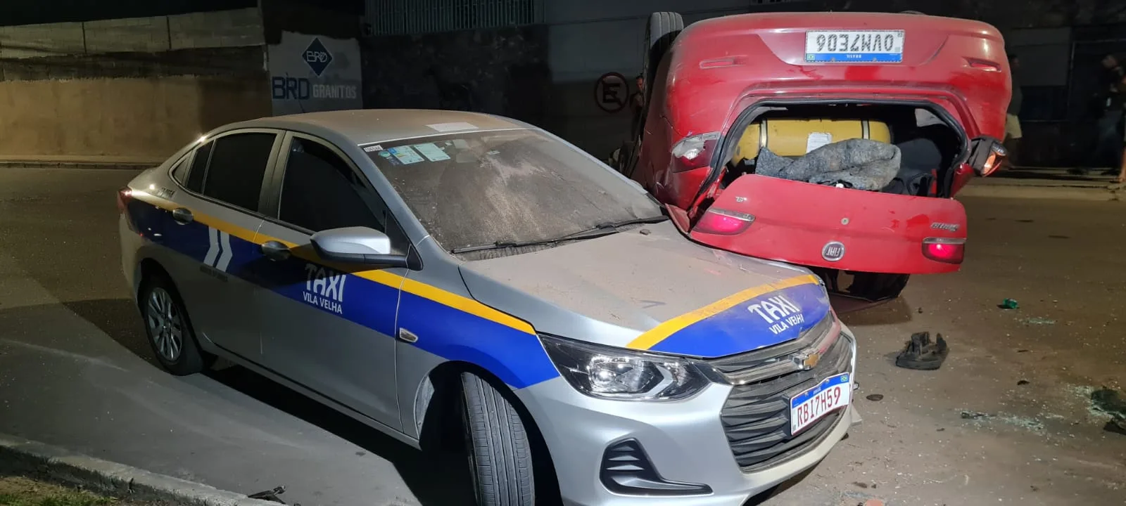 Suspeito de tráfico foge da polícia e bate o carro em táxi onde estava idosa de 70 anos em Vila Velha