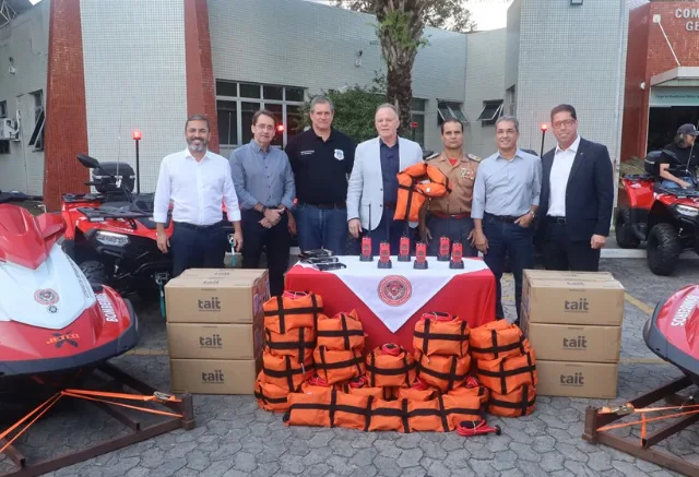 Bombeiros recebem novos equipamentos para trabalhar em praias do ES