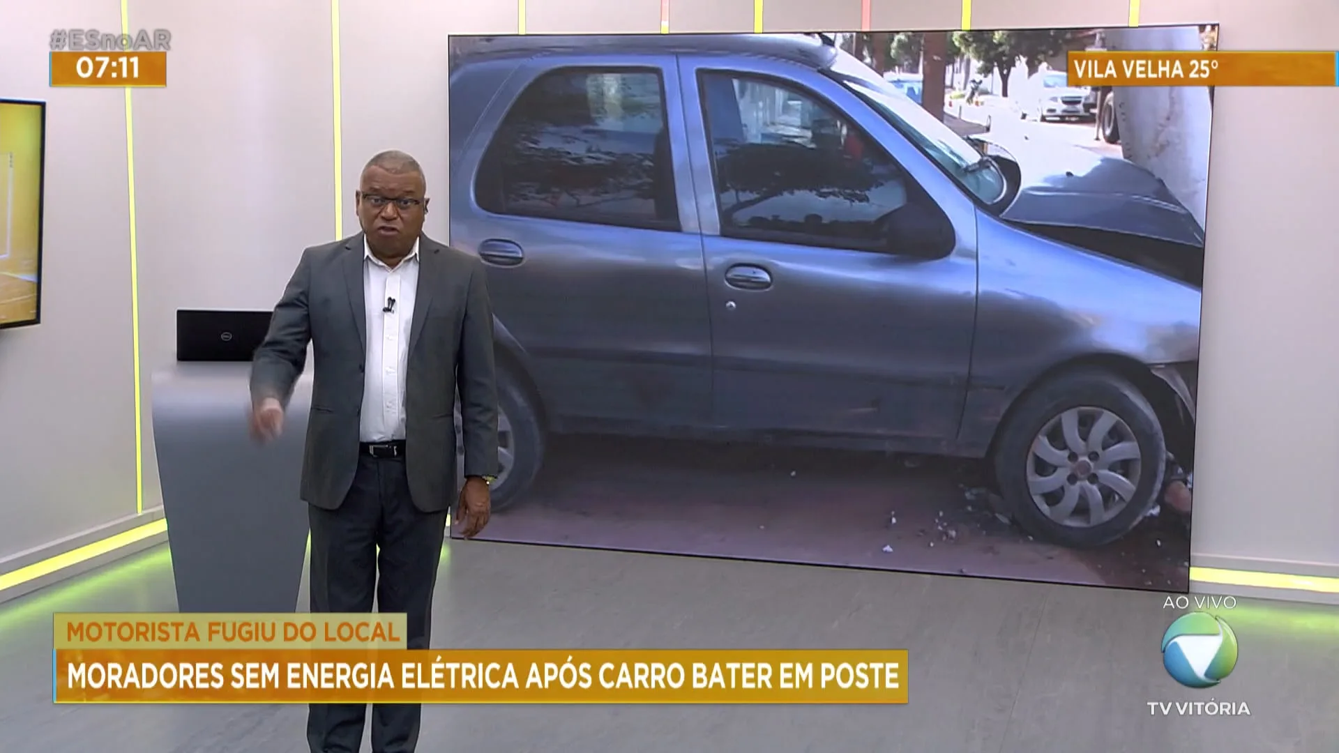 Motoristas sem energia elétrica após carro bater em posta