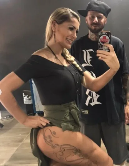 Andressa Urach deixa cicatrizes da perna à mostra e coloca bumbum 'pra jogo'