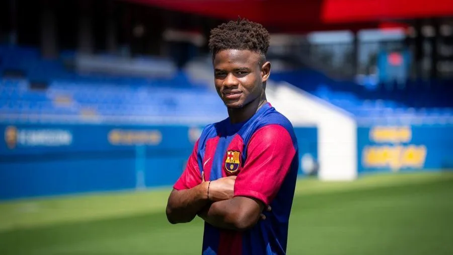 Barcelona contrata jovem senegalês de 18 anos e revela multa rescisória de R$ 2,1 bilhões