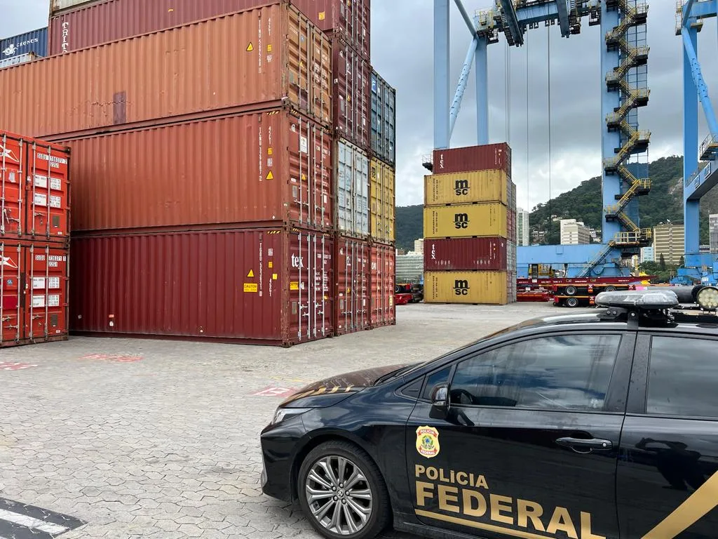 VÍDEO | PF fiscaliza cargas para combater tráfico internacional no aeroporto e em porto no ES