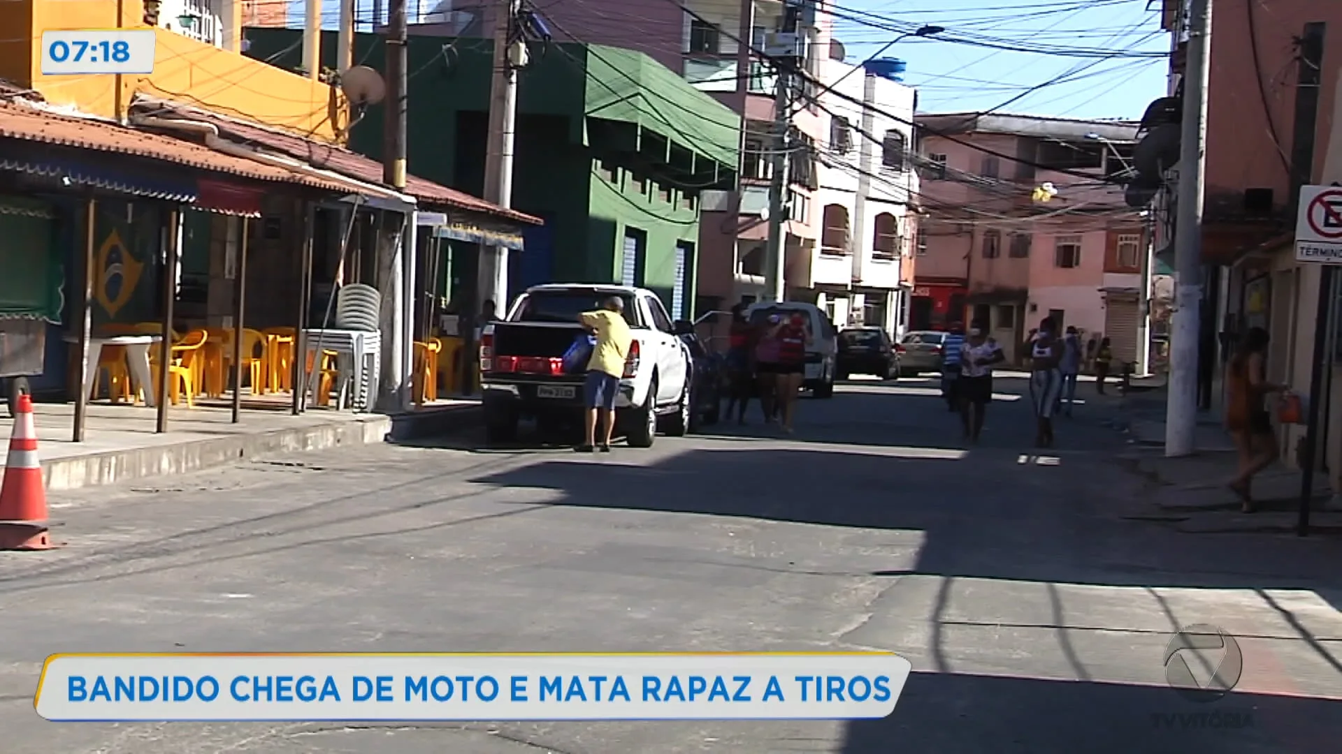 Bandido chega de moto e mata rapaz a tiros