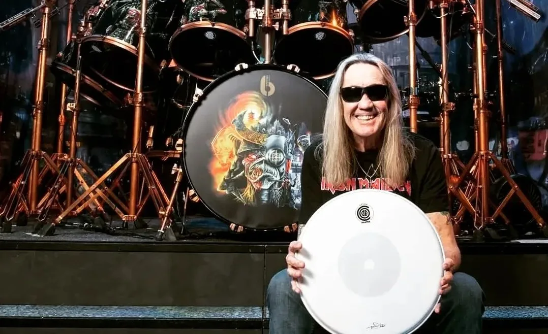 Baterista do Iron Maiden revela que sofreu um AVC que deixou lado direito do corpo paralisado