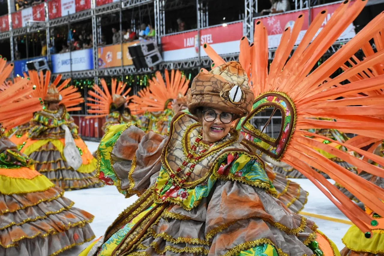 FOTOS | Escolas do Grupo B abrem desfiles do Carnaval de Vitória 2022