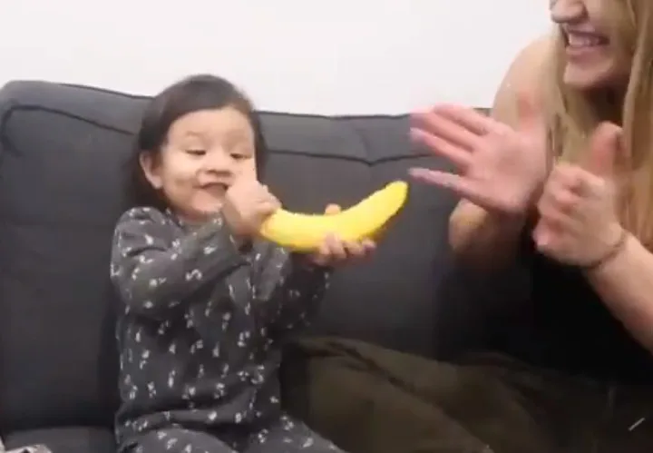 VÍDEO | Pai presenteia filha com banana e reação da criança viraliza nas redes sociais