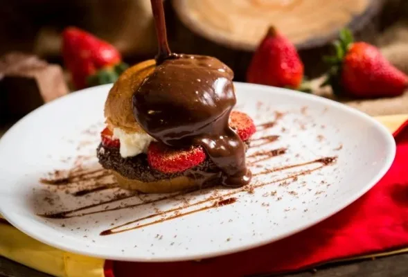 Hambúrguer doce: receita inusitada de sobremesa leva até sorvete e fica pronta em 30 minutos