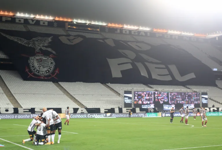 Corinthians goleia o Fluminense e entra de vez na briga por vaga na Libertadores
