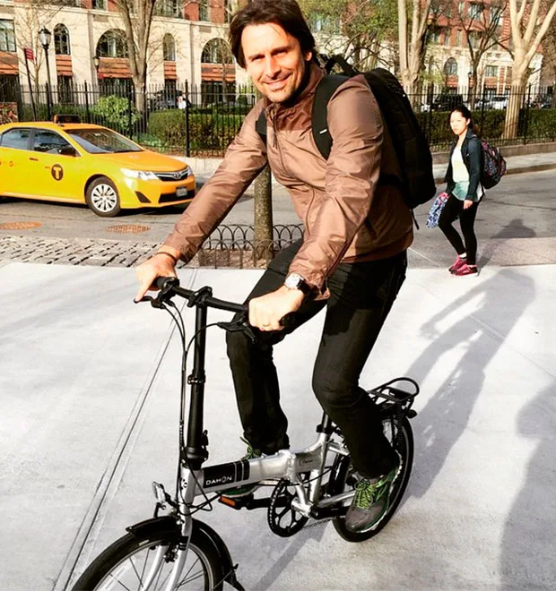 Curtindo viagem em Nova York, Murilo Rosa tem bicicleta furtada