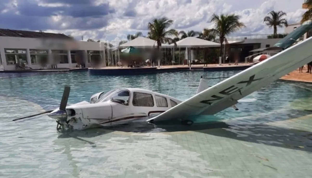 Avião cai em piscina de hotel e deixa tripulantes feridos