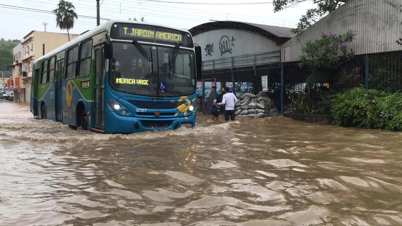 Alagamentos, interdições e alteração nos ônibus: veja a situação da chuva no ES!