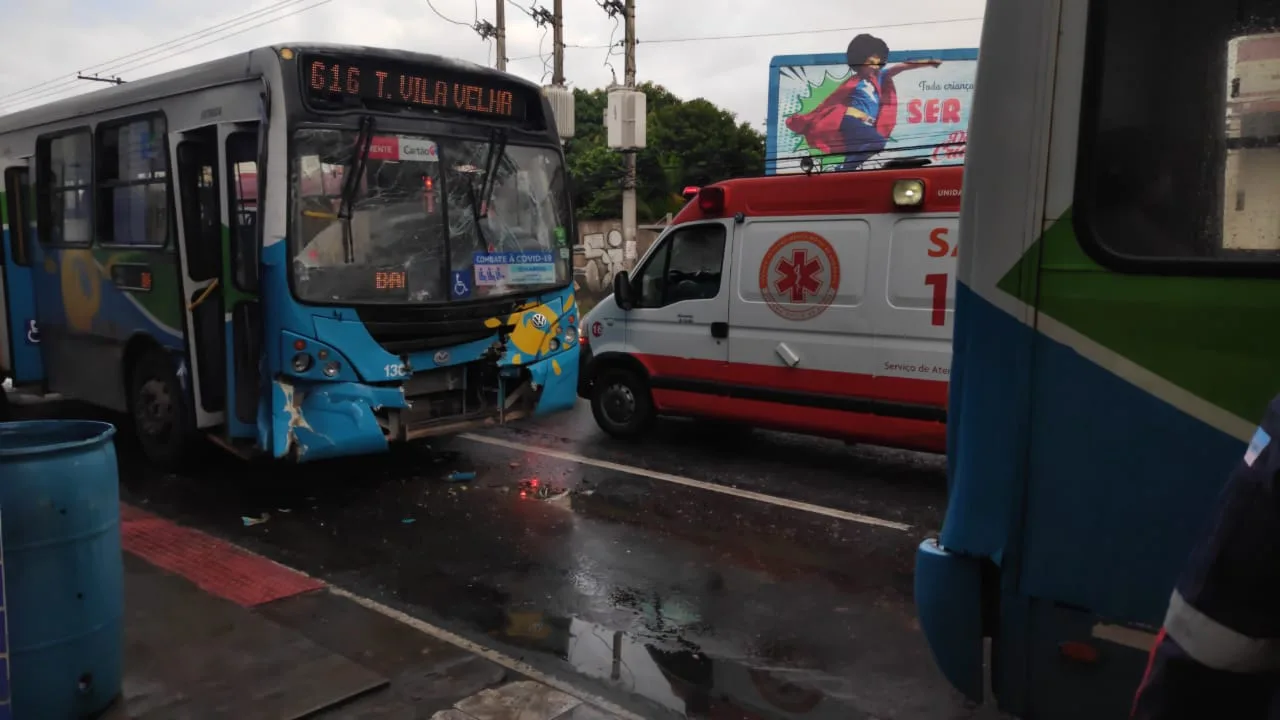 Acidente com dois ônibus do Transcol deixa passageiros feridos em Vila Velha