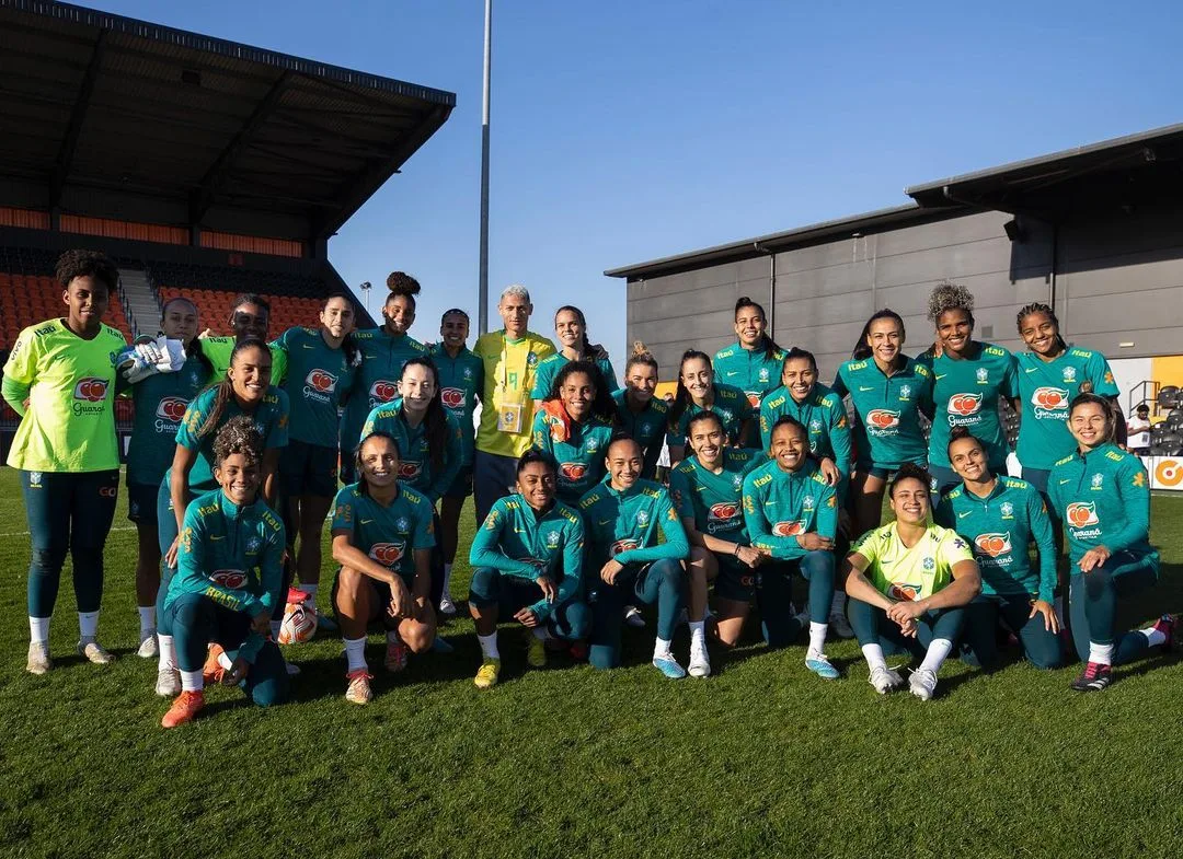 Richarlison visita seleção feminina, ganha camisa e faz 'dança do pombo'